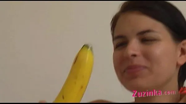 XXX Практическое руководство: молодая брюнетка учит банану тёплых фильмов