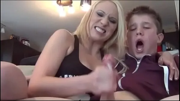 XXX Lucky being jacked off by hot blondes أفلام دافئة
