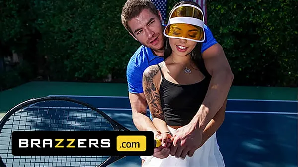 XXX Xander Corvus) Massages (Gina Valentinas) Foot To Ease Her Pain They End Up Fucking - Brazzers Phim ấm áp