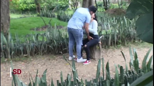 XXX SPYING ON A COUPLE IN THE PUBLIC PARK 따뜻한 영화