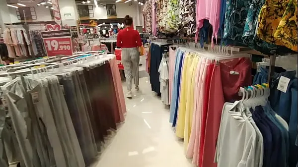 XXX I chase an unknown woman in the clothing store and show her my cock in the fitting rooms 温暖的电影
