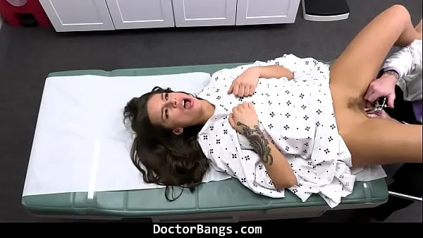 XXX Teen Jumps to Her Knees and Starts Sucking Doctor's Dick to Keep Her Reports Confidential - Doctorbangsfilm caldi