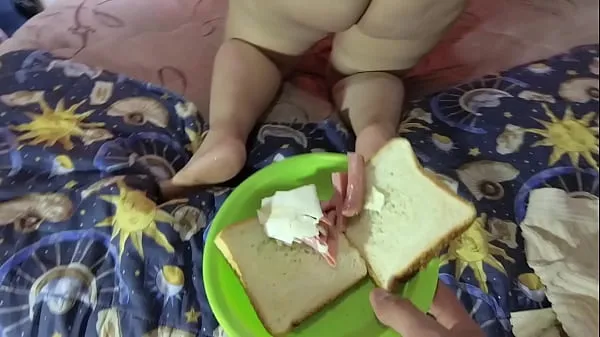 XXX My anal slave eats a delicious sandwich prepared in her ass hole ζεστές ταινίες