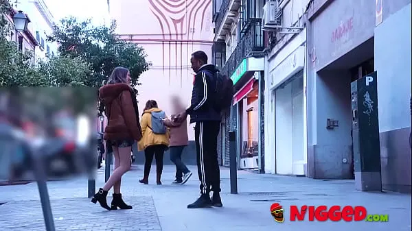 XXX Mélanie propose du sexe à des blacks au hasard dans la rue : elle a relevé le défi Films chaleureux