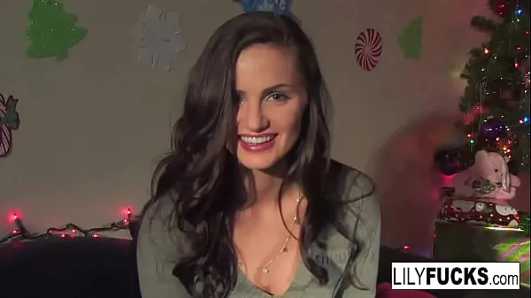 XXX Lily nos cuenta sus cachondos deseos navideños antes de satisfacerse en ambos agujeros películas cálidas