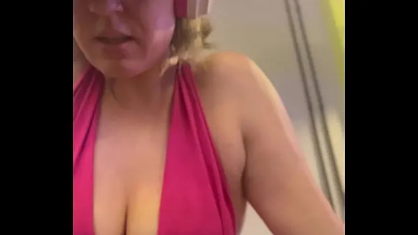 XXX Wow, my training at the gym left me very sweaty and even my pussy leaked, I was embarrassed because I was so horny zajímavé filmy