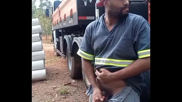 XXX Worker Masturbating on Construction Site Hidden Behind the Company Truck Filem hangat
